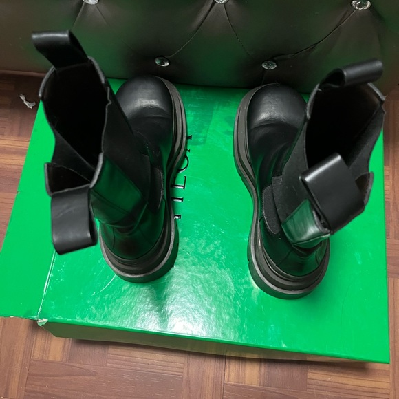 Bottega Veneta Tire Chelsea Boots - Picture 5 of 10